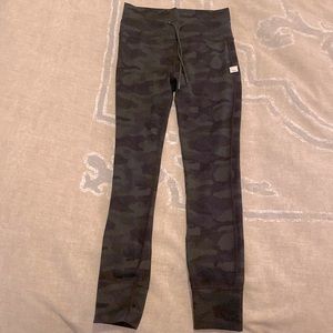 Vuori Daily Legging - Green Camo